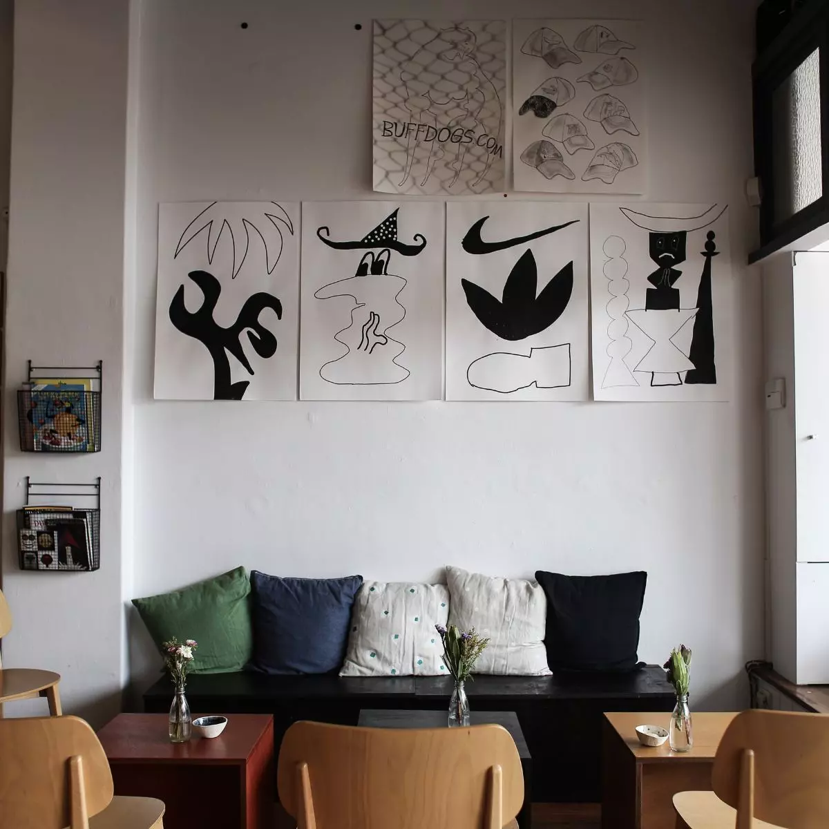 4. Atur Penempatan Wall Decor dengan Baik