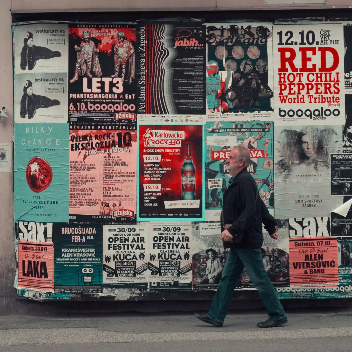 7. Poster Film atau Musik Favorit