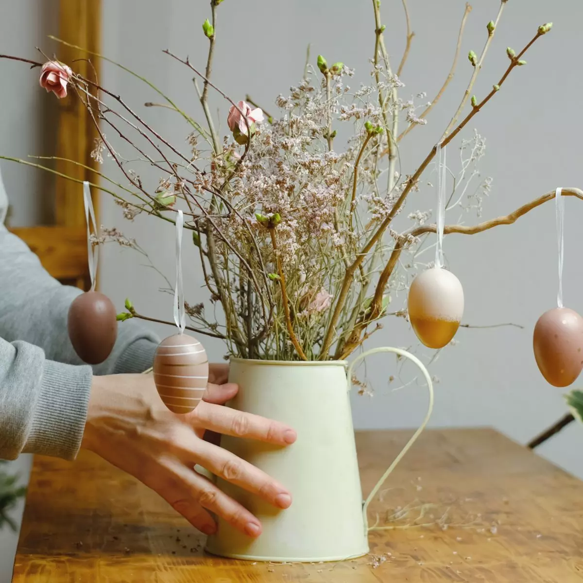 3. Dekorasi DIY dengan Siluet Kelinci & Telur Paskah