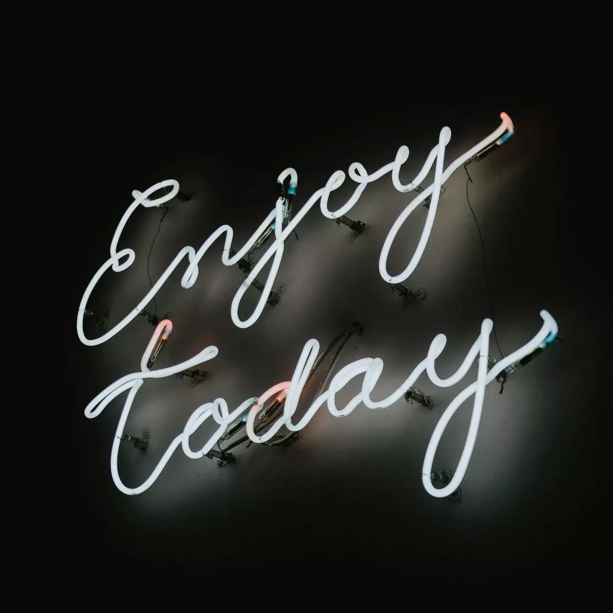 5. Neon Sign atau LED Light yang Berkesan