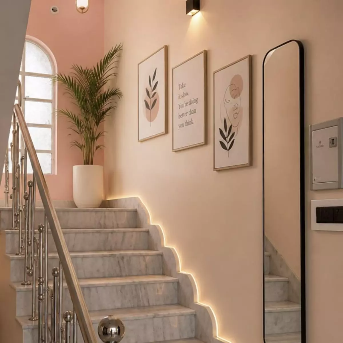 Tips Menata Wall Decor di Dinding Tangga